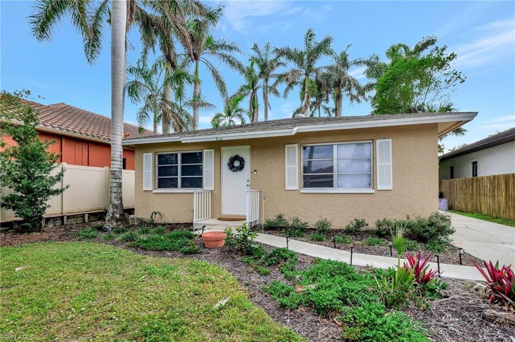 816 104th Ave N, Naples, FL 34108-3