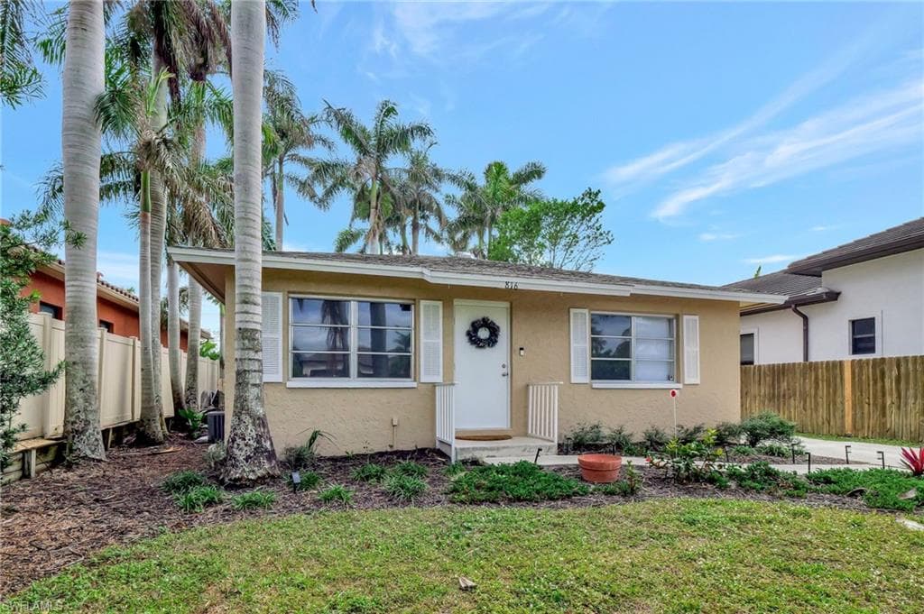 816 104th Ave N, Naples, FL 34108-4