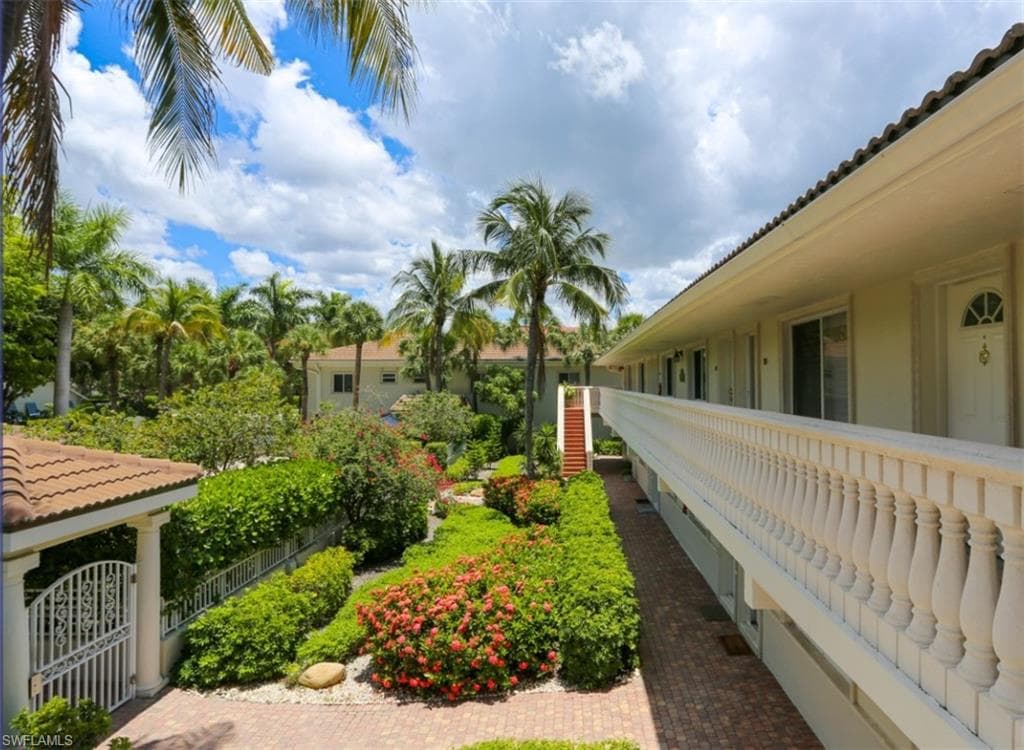 950 7th Ave S 23, Naples, FL 34102-5