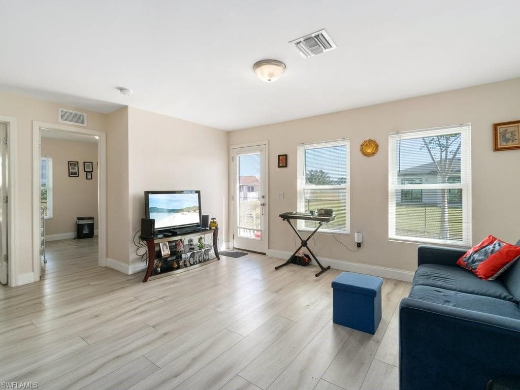 2201 7th Ave, Cape Coral, FL 33909-9