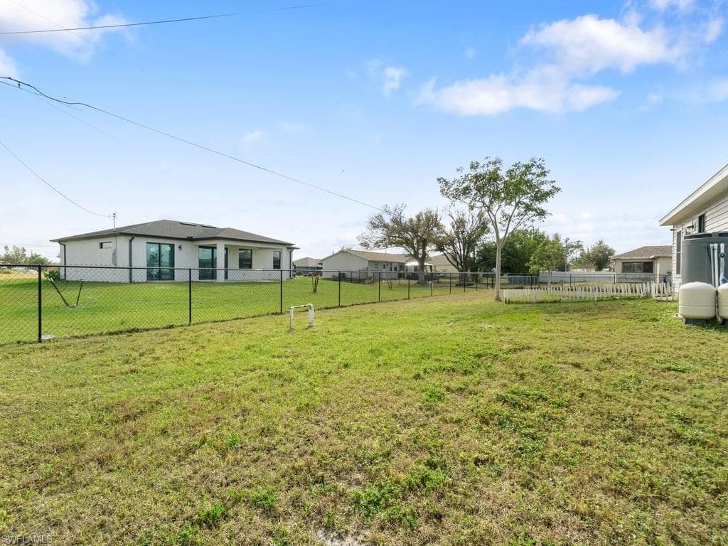 2201 7th Ave, Cape Coral, FL 33909-24