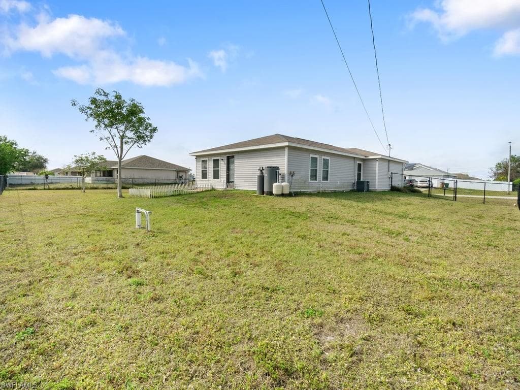 2201 7th Ave, Cape Coral, FL 33909-25