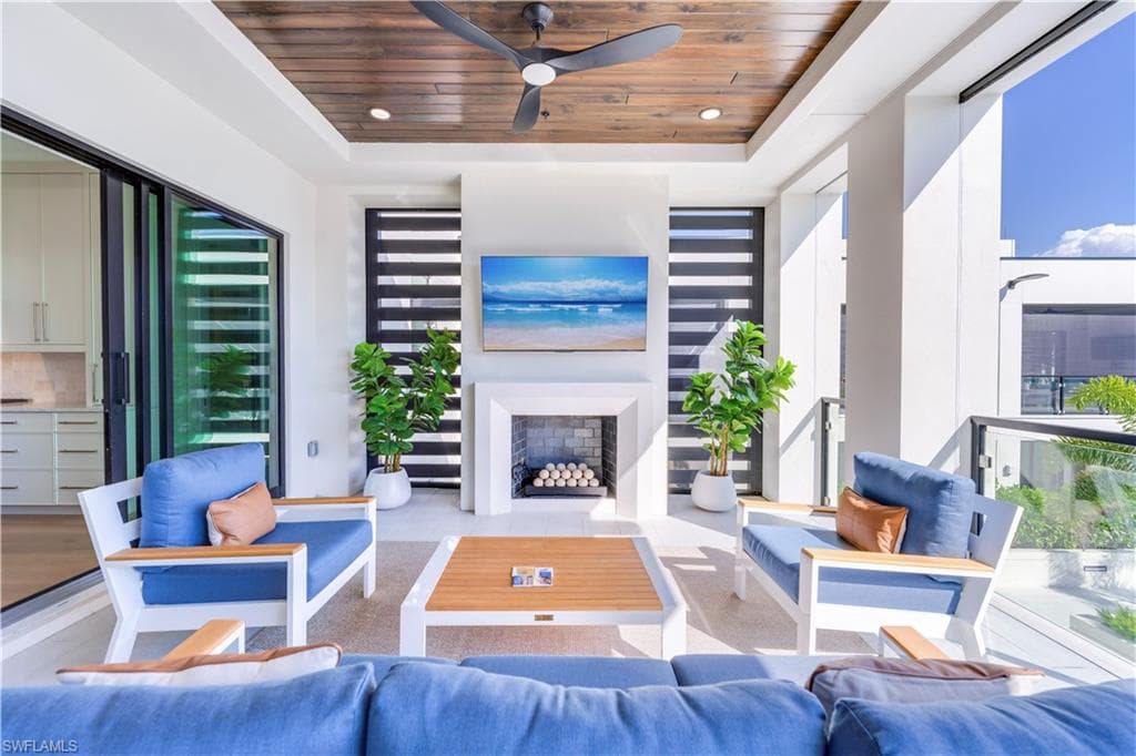 82 9th St S 303, Naples, FL 34102-20