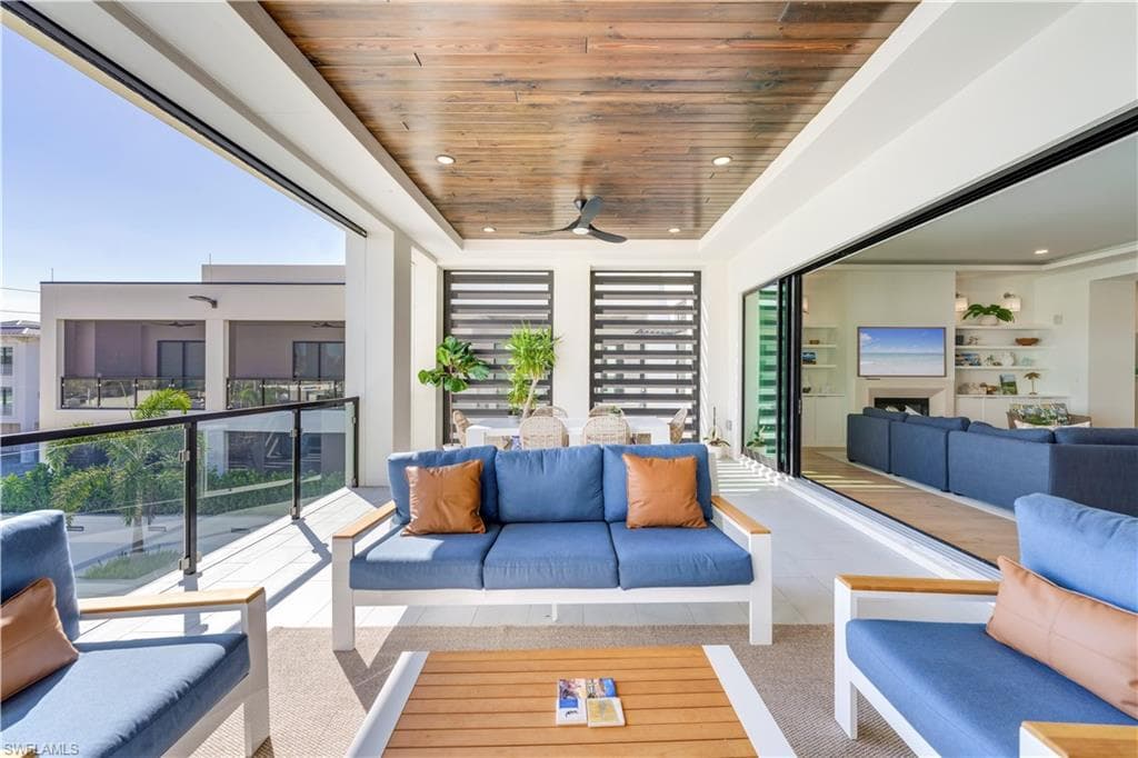 82 9th St S 303, Naples, FL 34102-21