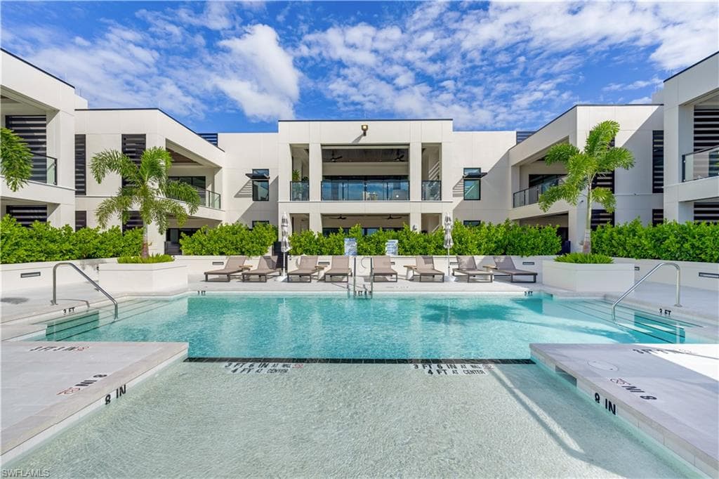 82 9th St S 303, Naples, FL 34102-38