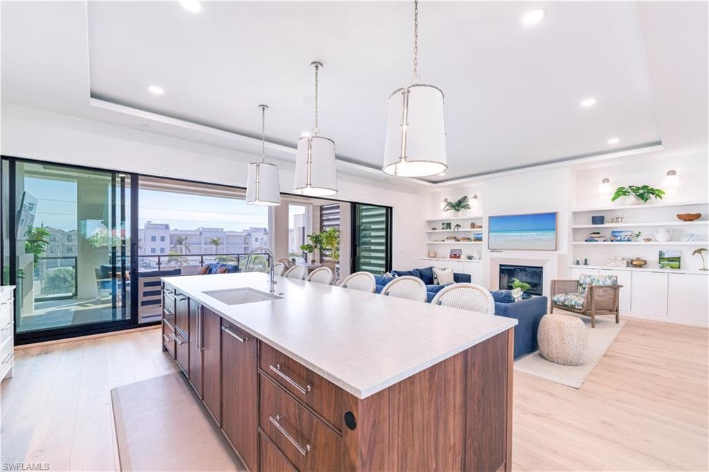 82 9th St S 303, Naples, FL 34102-4