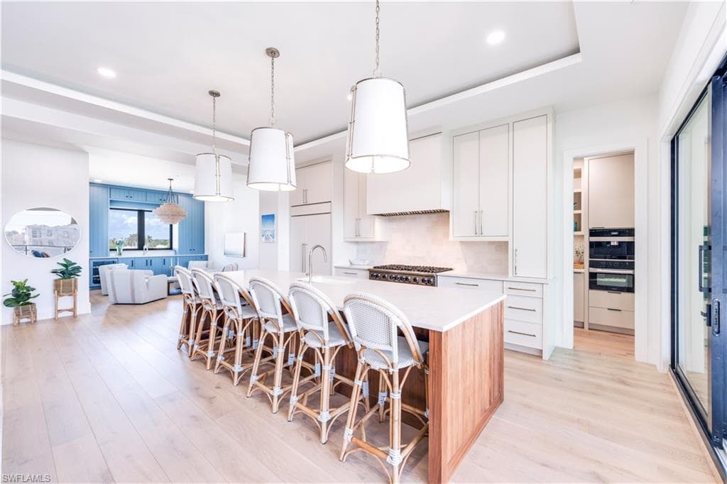 82 9th St S 303, Naples, FL 34102-8