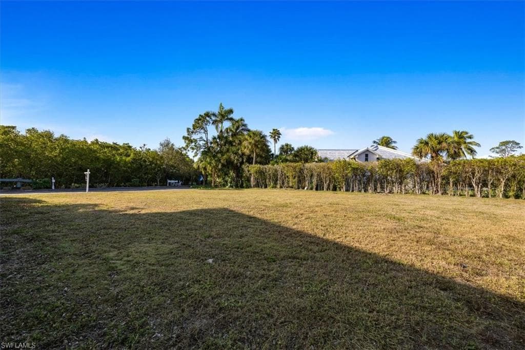 1895 Gordon River Ln, Naples, FL 34104-13