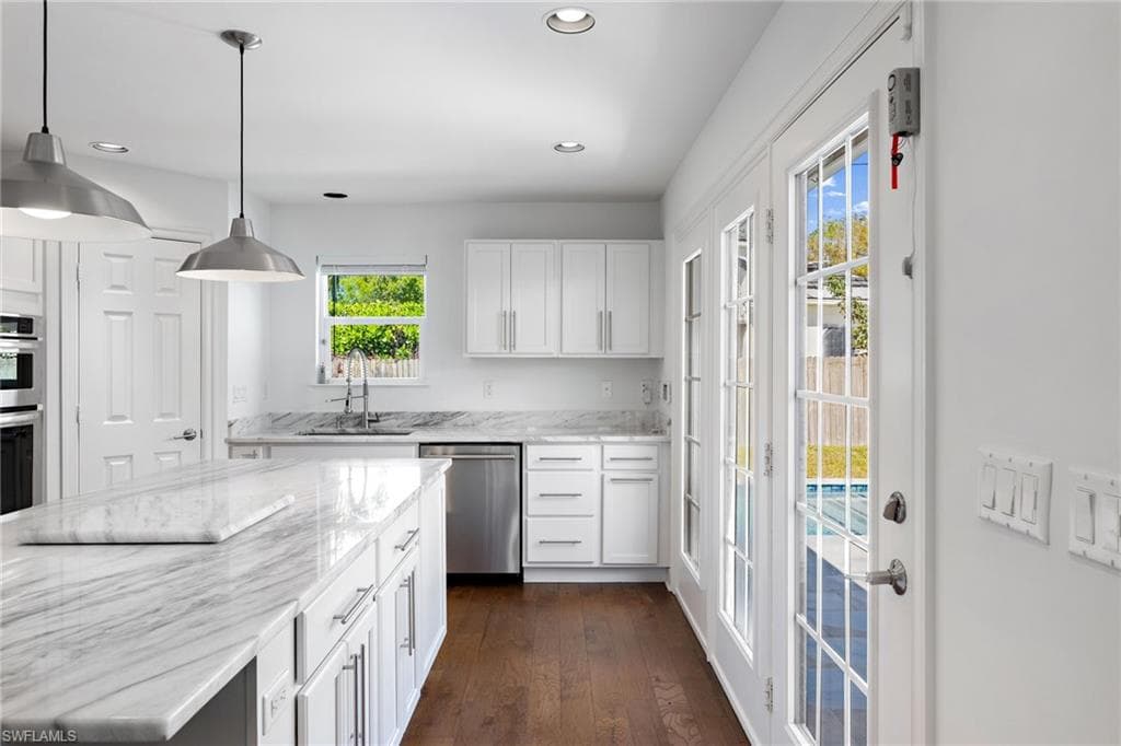 1175 9th Ave N, Naples, FL 34102-9