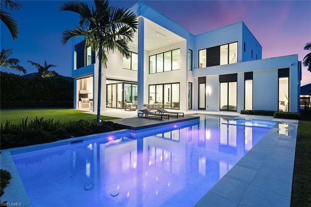 641 Starboard Dr, Naples, FL 34103-1