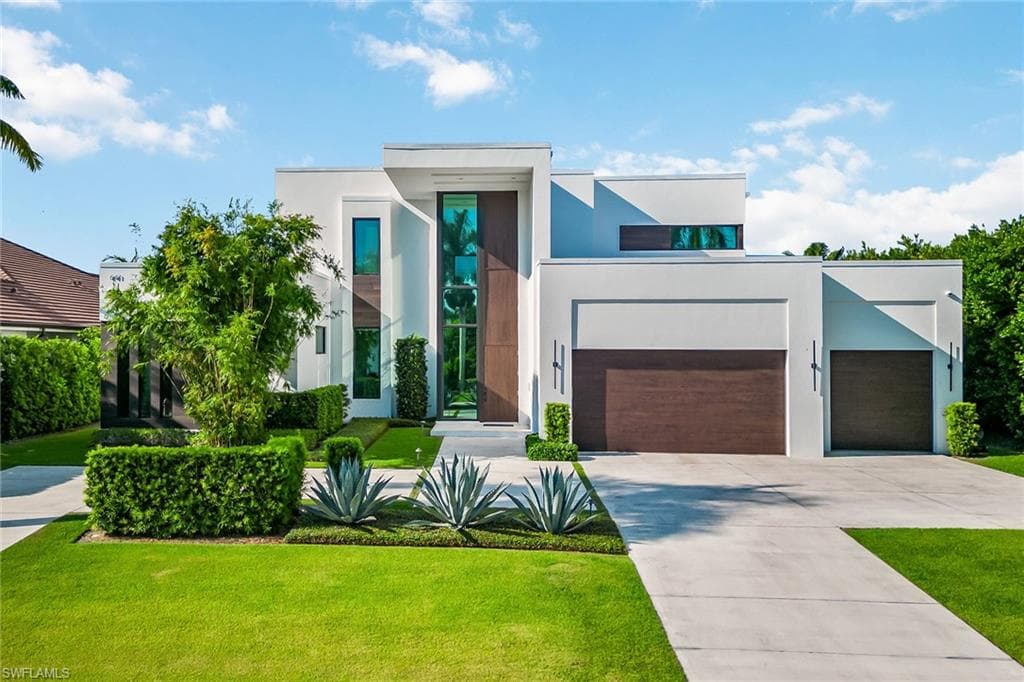 641 Starboard Dr, Naples, FL 34103-2