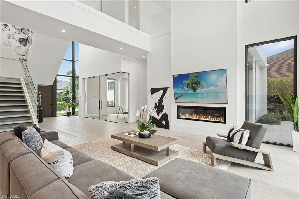 641 Starboard Dr, Naples, FL 34103-4