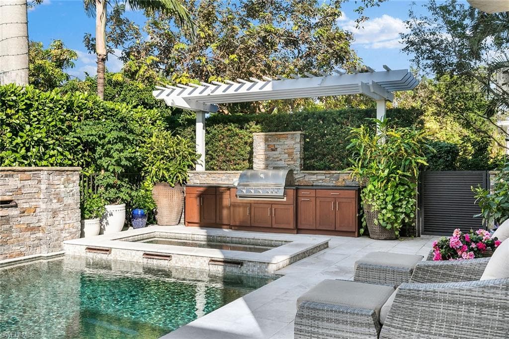 425 5th St S A, Naples, FL 34102-9