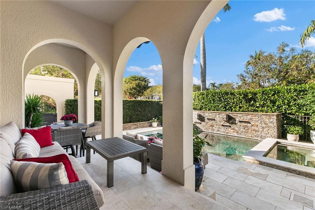 425 5th St S A, Naples, FL 34102-10