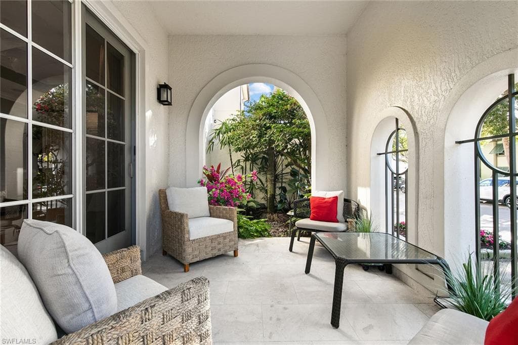425 5th St S A, Naples, FL 34102-11