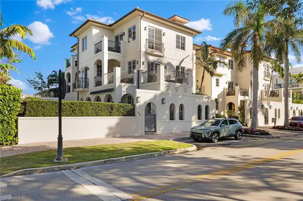 425 5th St S A, Naples, FL 34102-1
