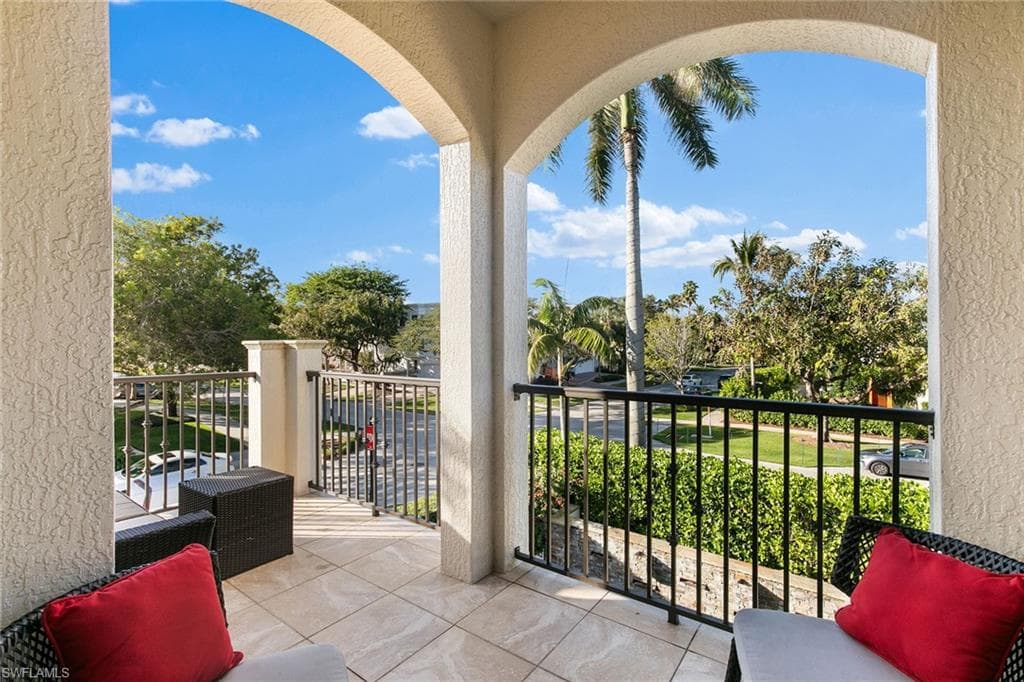 425 5th St S A, Naples, FL 34102-27