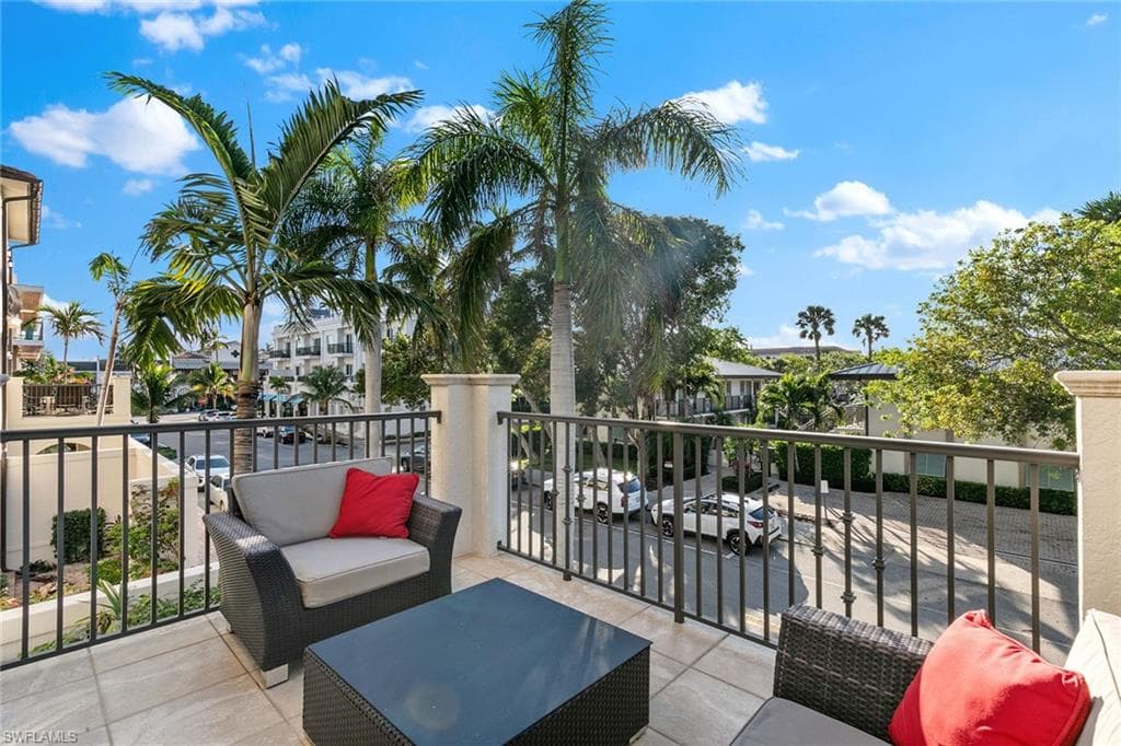 425 5th St S A, Naples, FL 34102-28