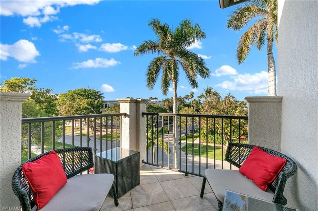 425 5th St S A, Naples, FL 34102-36