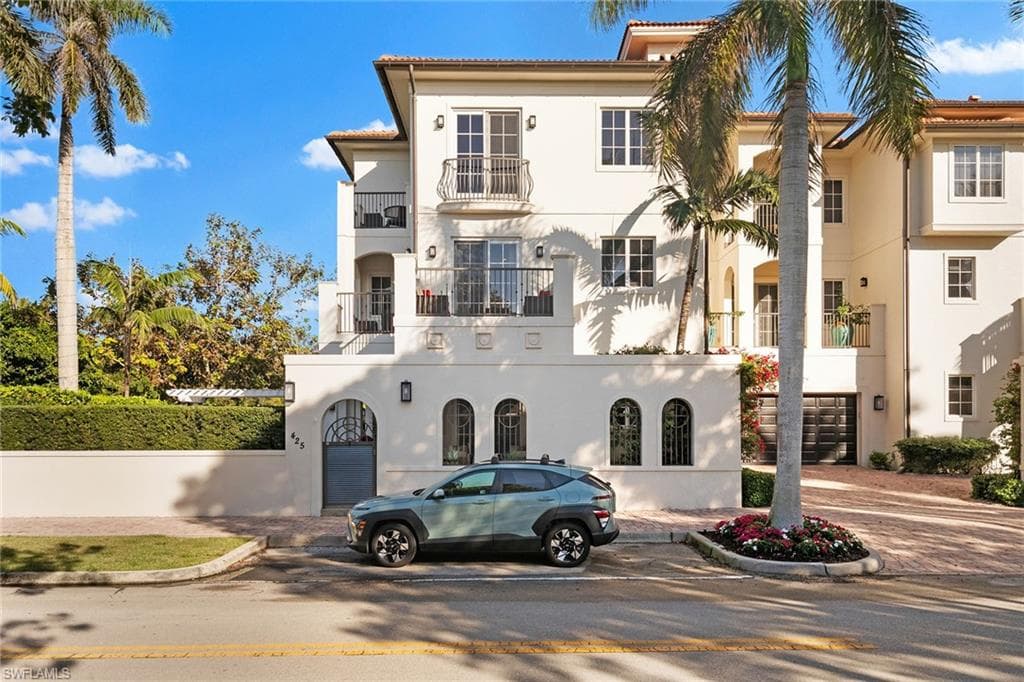 425 5th St S A, Naples, FL 34102-3