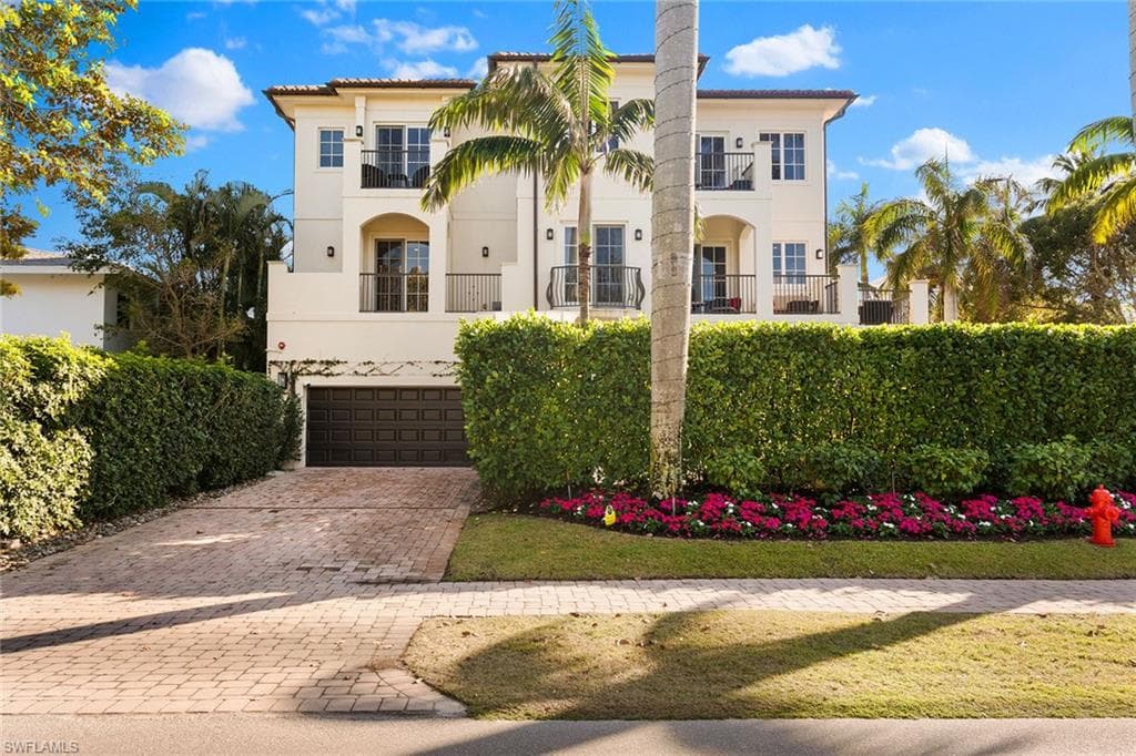 425 5th St S A, Naples, FL 34102-4