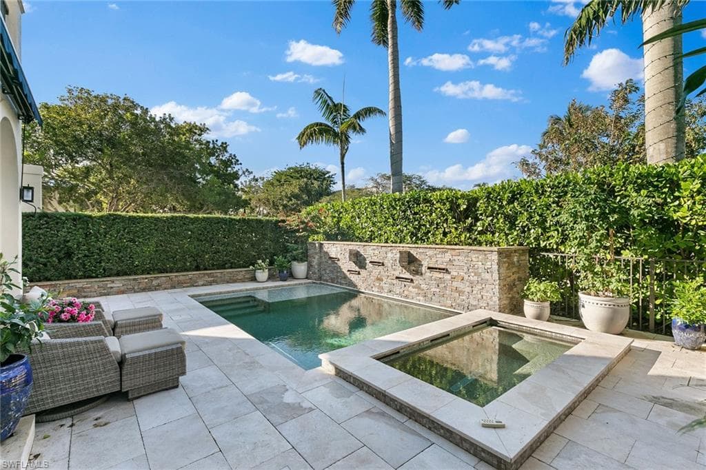 425 5th St S A, Naples, FL 34102-5