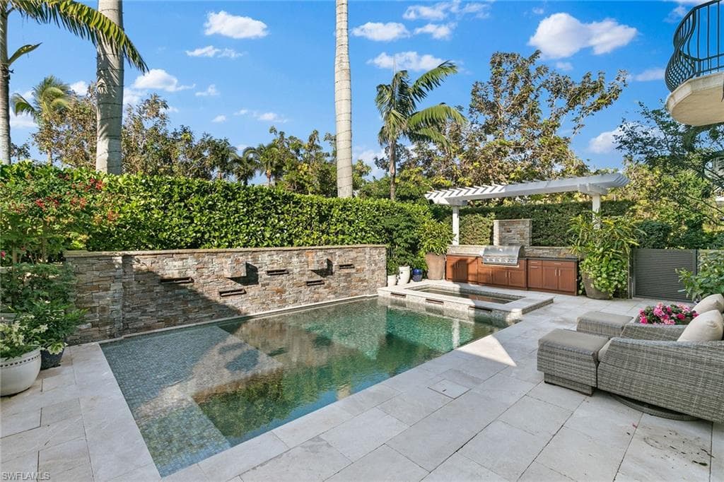 425 5th St S A, Naples, FL 34102-7