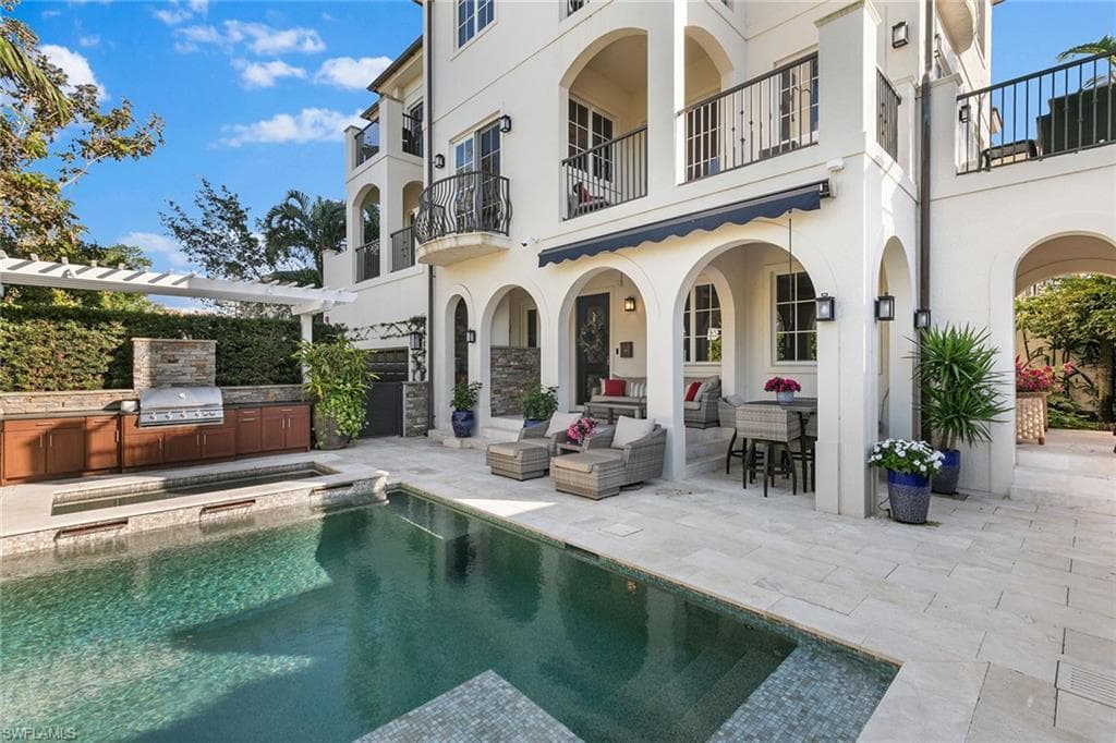 425 5th St S A, Naples, FL 34102-8