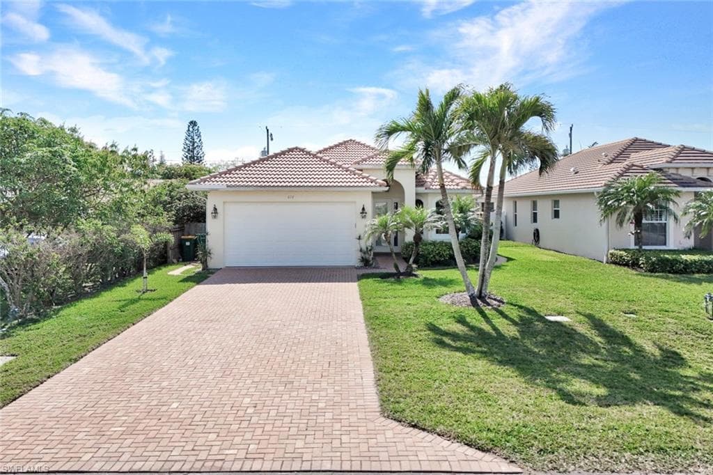 684 98th Ave N, Naples, FL 34108-3