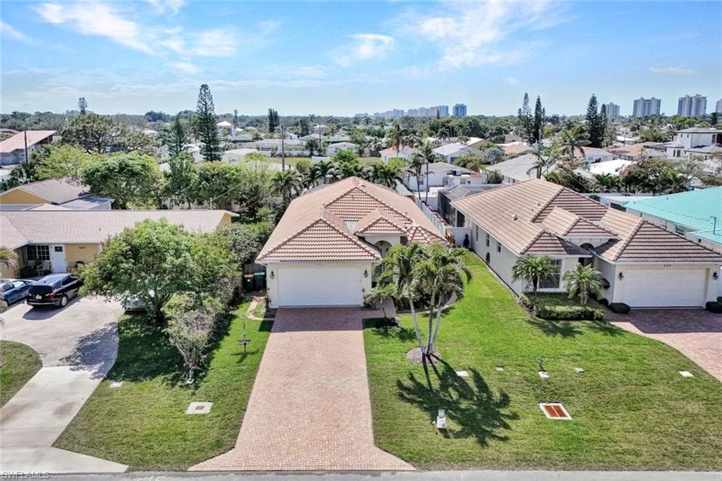 684 98th Ave N, Naples, FL 34108-4
