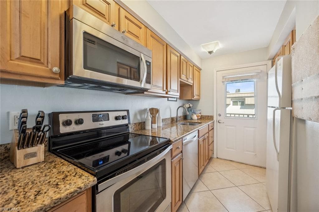 72 7th St S 305, Naples, FL 34102-15
