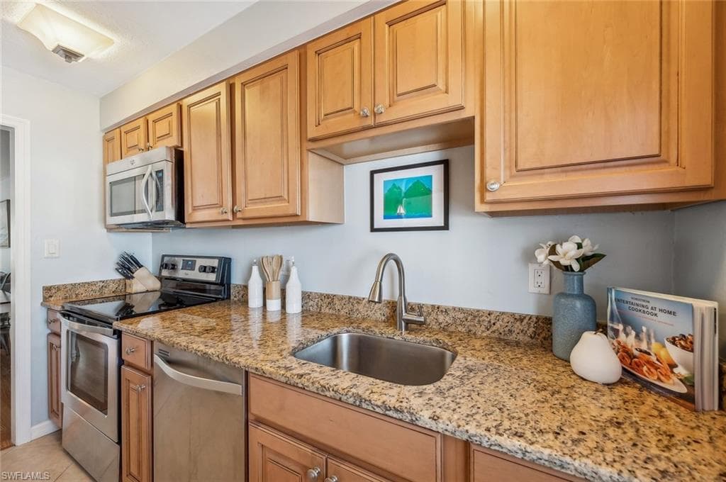 72 7th St S 305, Naples, FL 34102-16