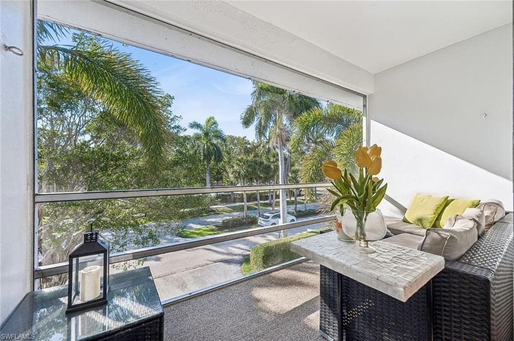 72 7th St S 305, Naples, FL 34102-18