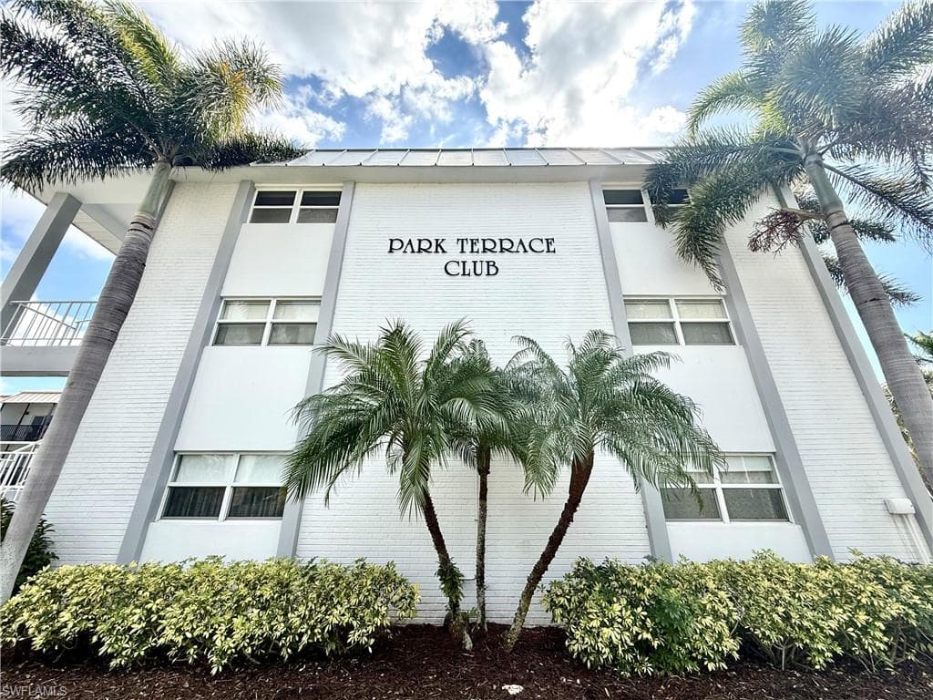 72 7th St S 305, Naples, FL 34102-1