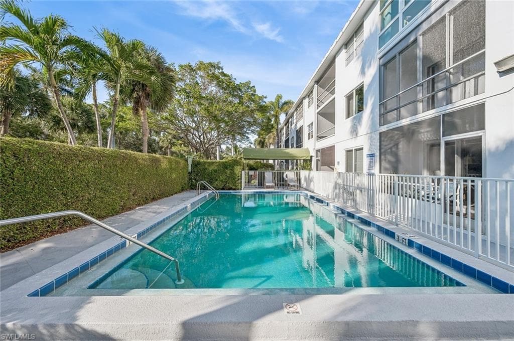 72 7th St S 305, Naples, FL 34102-21