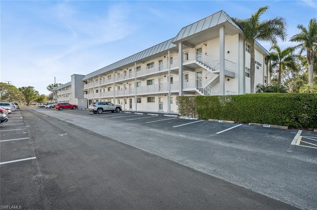 72 7th St S 305, Naples, FL 34102-22