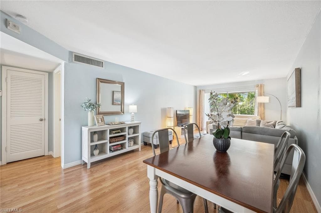 72 7th St S 305, Naples, FL 34102-4