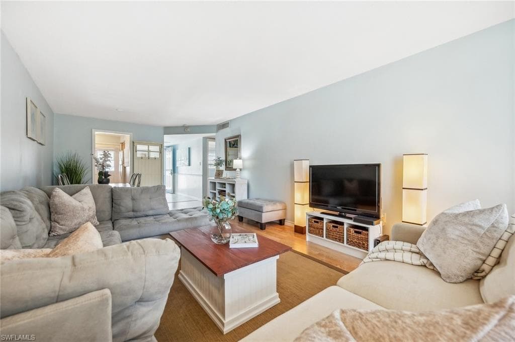 72 7th St S 305, Naples, FL 34102-6