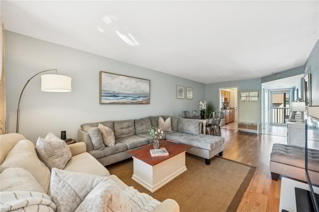 72 7th St S 305, Naples, FL 34102-8