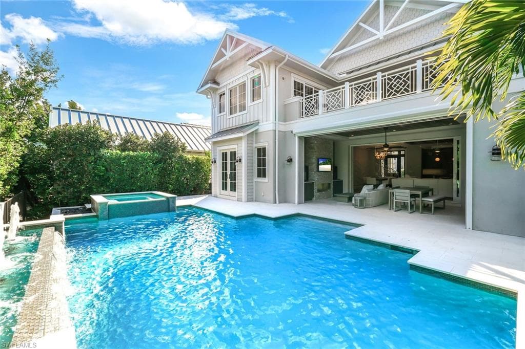 91 14th St S, Naples, FL 34102-3