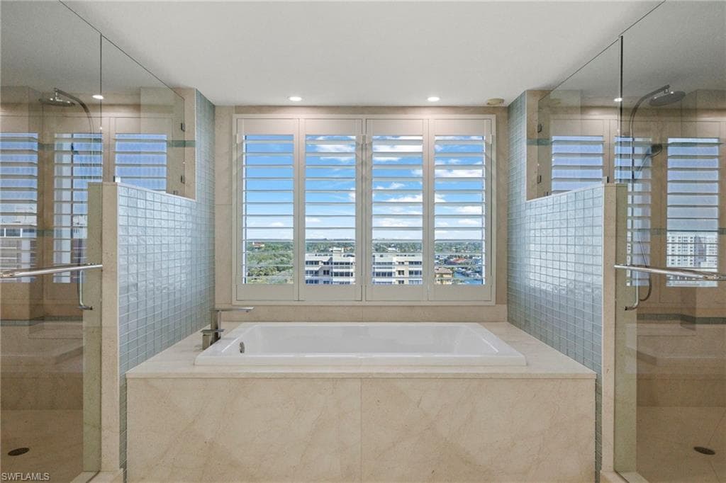 11125 Gulf Shore Dr Ph-1, Naples, FL 34108-23