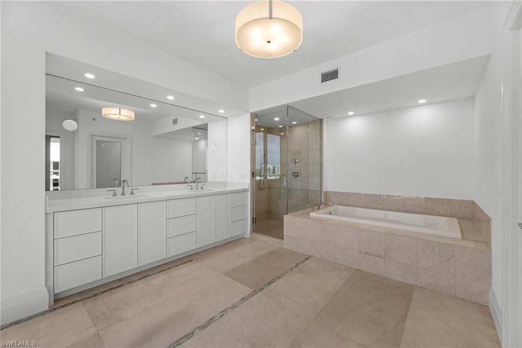 11125 Gulf Shore Dr Ph-1, Naples, FL 34108-28
