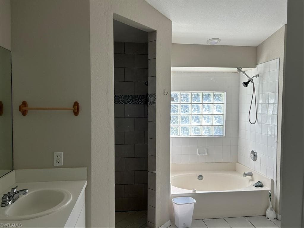 811 8th St NE, Naples, FL 34120-11