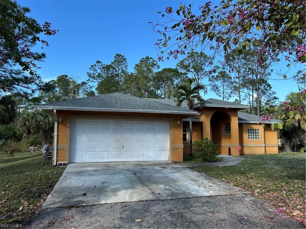 811 8th St NE, Naples, FL 34120-3