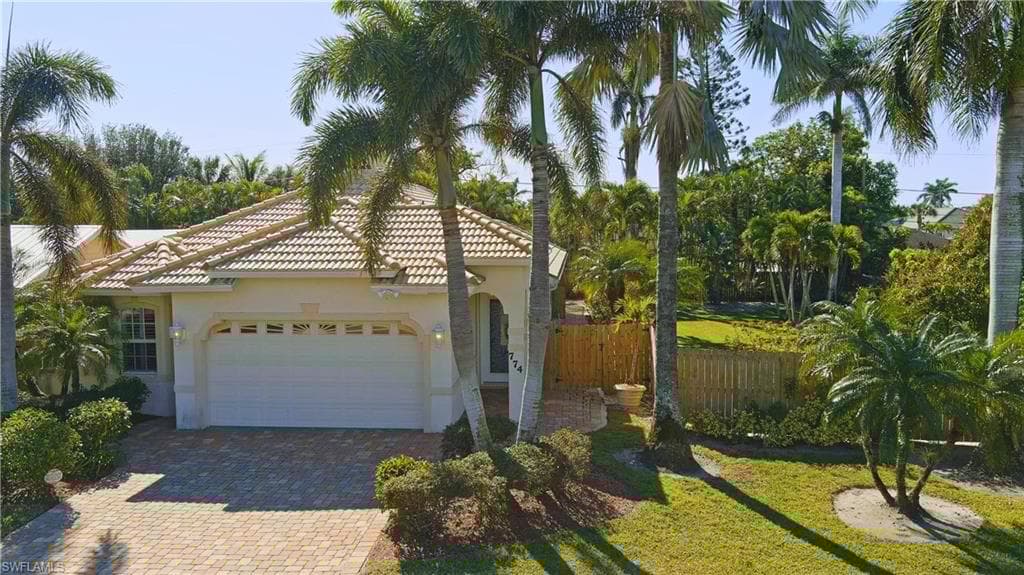 774 105th Ave N, Naples, FL 34108-27