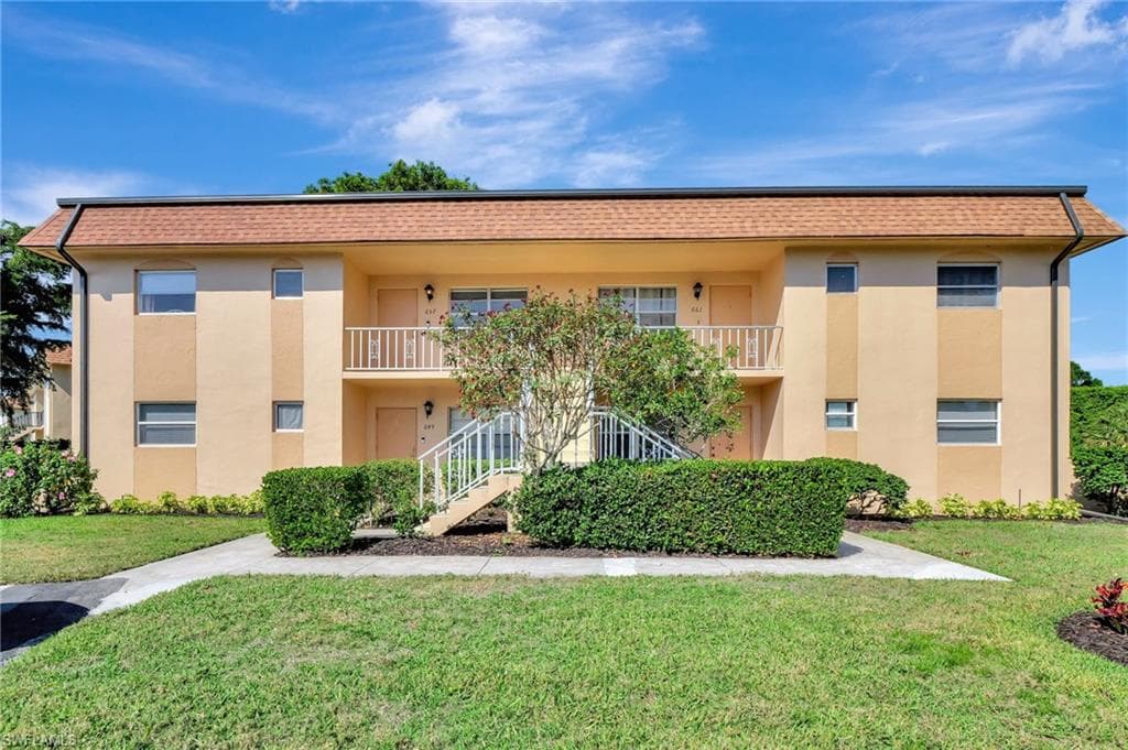 657 Palm View Dr A3, Naples, FL 34110-3