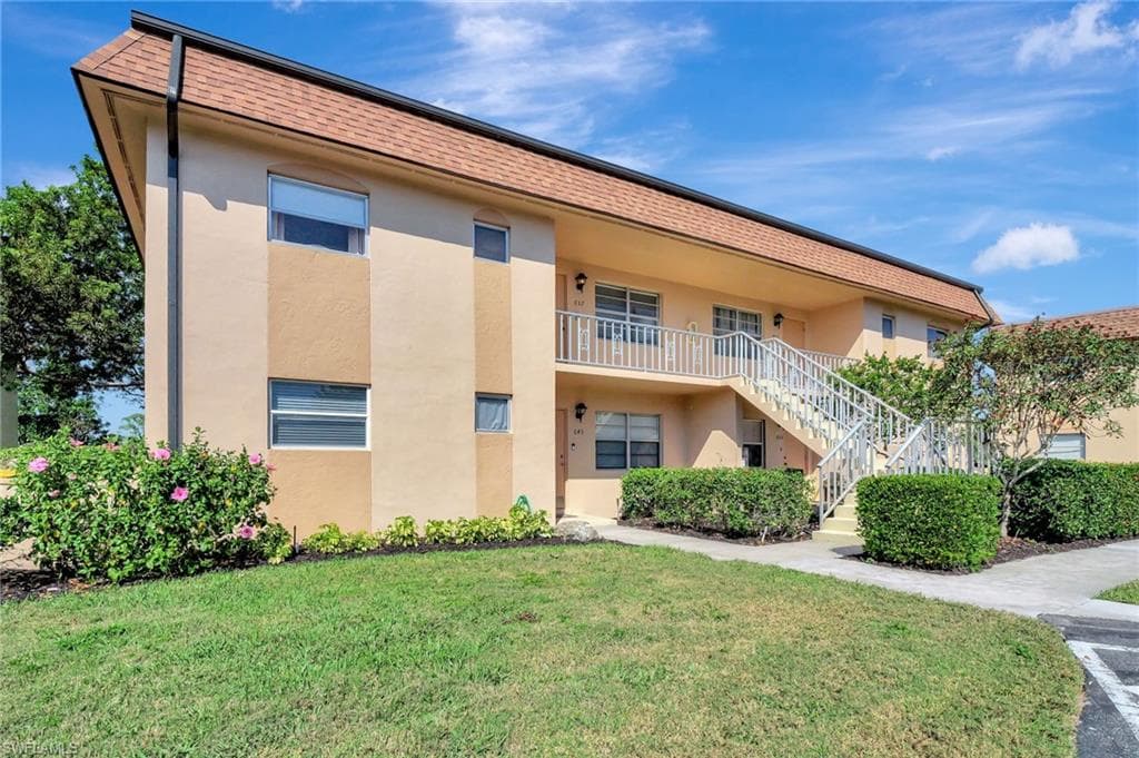 657 Palm View Dr A3, Naples, FL 34110-4