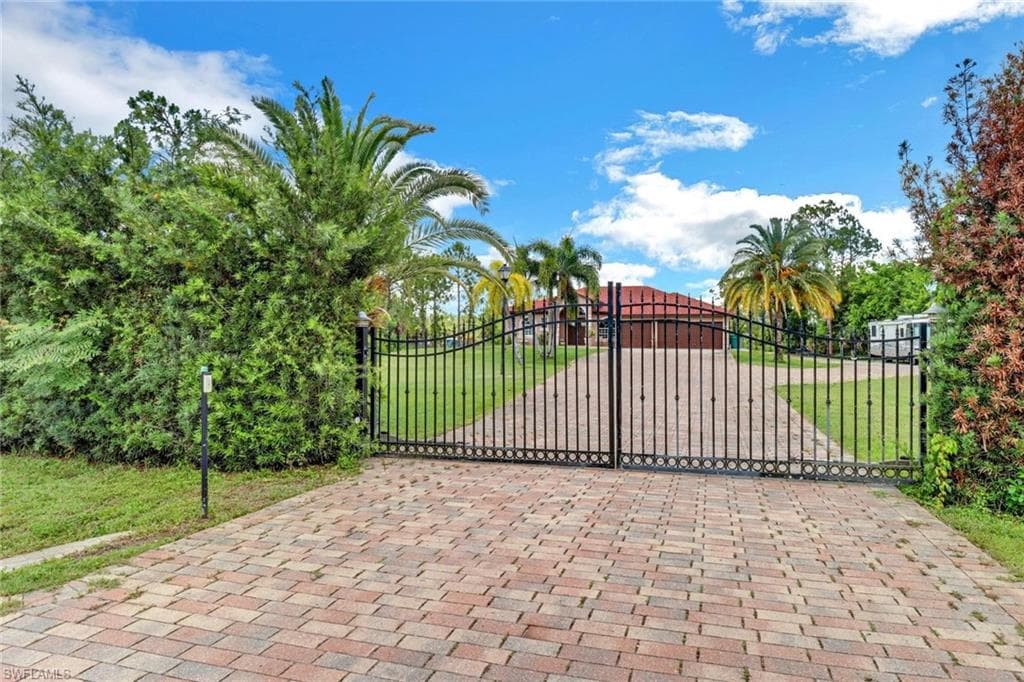 1911 47th Ave NE, Naples, FL 34120-1