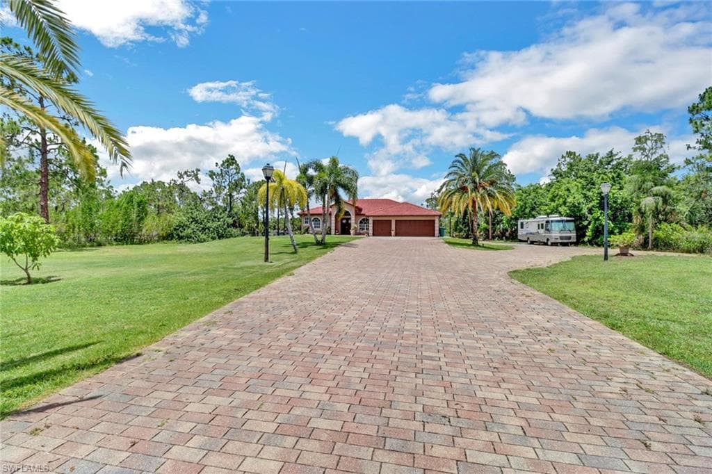 1911 47th Ave NE, Naples, FL 34120-3