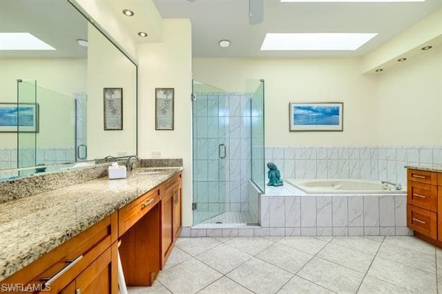 66 Fountain Cir, Naples, FL 34119-19